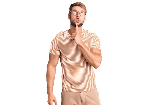 Young Caucasian Man Wearing Casual Clothes Glasses Thinking Concentrated Doubt — Stock Photo, Image