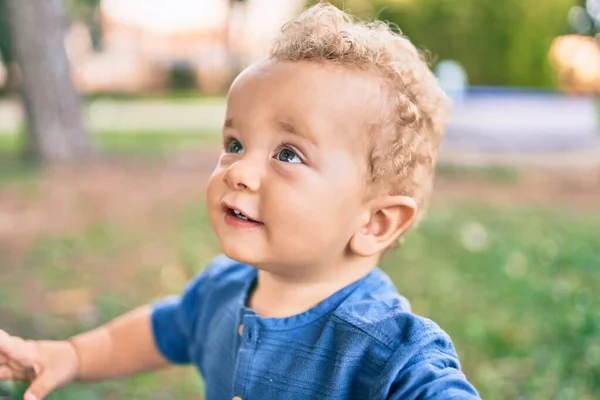 Söt Och Glad Liten Pojke Som Har Roligt Parken Solig — Stockfoto