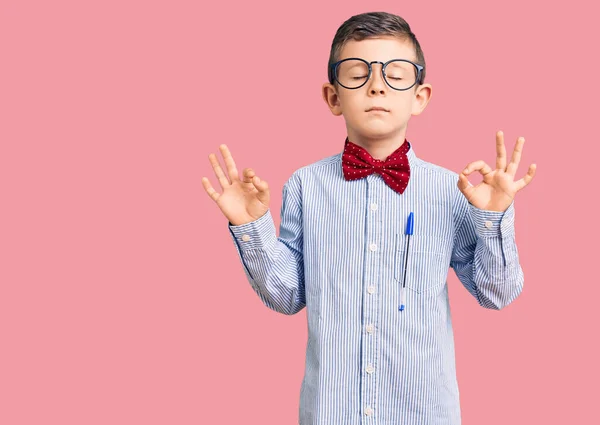 Niño Rubio Lindo Con Corbata Lazo Nerd Gafas Relajarse Sonreír —  Fotos de Stock