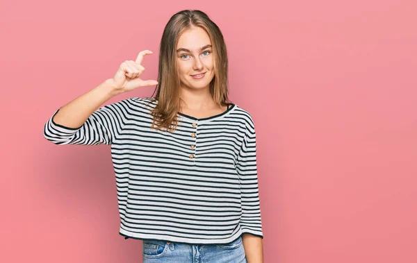 Mulher Loira Bonita Vestindo Roupas Casuais Sorrindo Gestos Confiantes Com — Fotografia de Stock