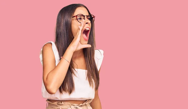 Mujer Hispana Joven Usando Ropa Casual Gafas Gritando Gritando Fuerte —  Fotos de Stock