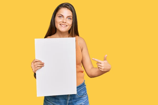 Joven Mujer Caucásica Sosteniendo Banner Vacío Sonriendo Feliz Señalando Con —  Fotos de Stock