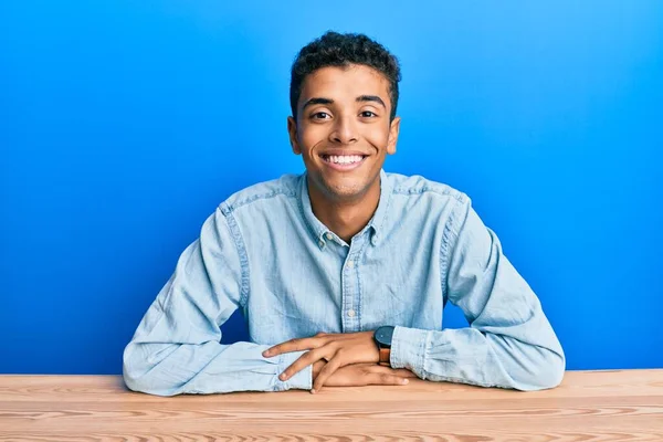 Fiatal Jóképű Afro Amerikai Férfi Alkalmi Ruhában Asztalon Boldog Hűvös — Stock Fotó