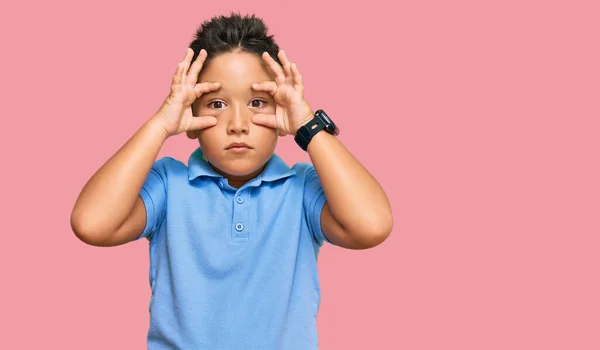 Malý Chlapec Hispánský Dítě Sobě Ležérní Oblečení Snaží Otevřít Oči — Stock fotografie