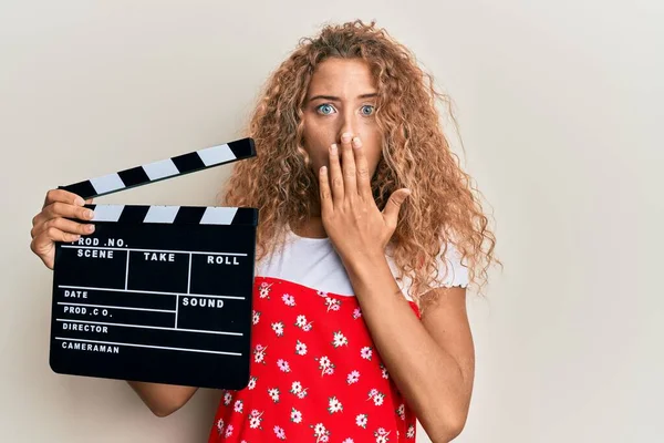 Krásná Kavkazská Teenager Dívka Drží Video Film Clapboard Zakrývající Ústa — Stock fotografie