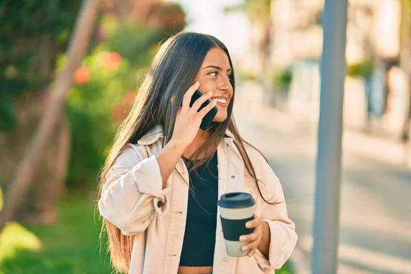 Fiatal Spanyol Lány Mosolyog Boldog Beszél Okostelefonon Iszik Elvinni Kávét — Stock Fotó