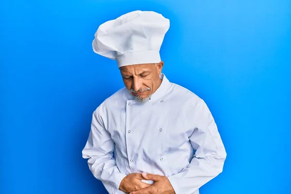 Grauhaariger Mann Mittleren Alters Kochuniform Und Hut Mit Der Hand — Stockfoto