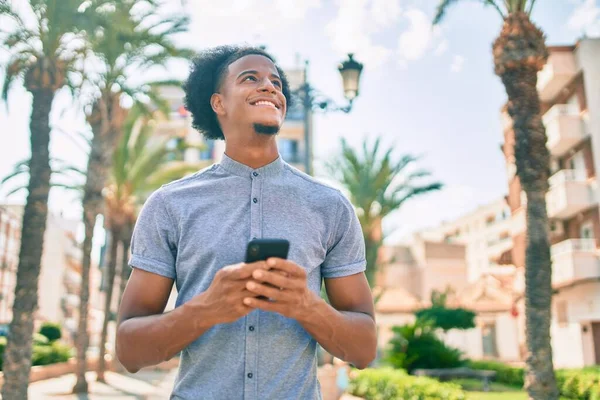 Ung Afrikansk Amerikansk Man Ler Glad Med Hjälp Smartphone Staden — Stockfoto