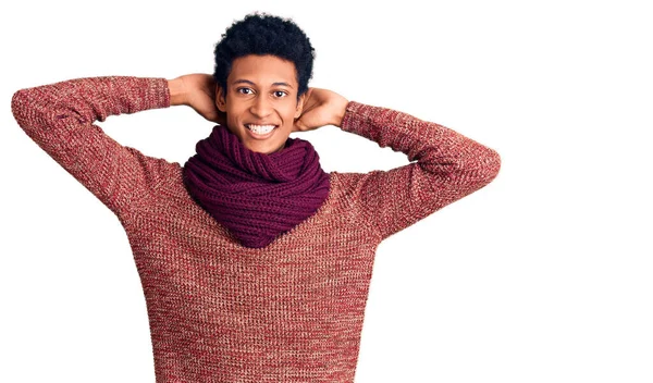 Joven Hombre Afroamericano Vistiendo Suéter Casual Invierno Bufanda Relajante Estiramiento —  Fotos de Stock