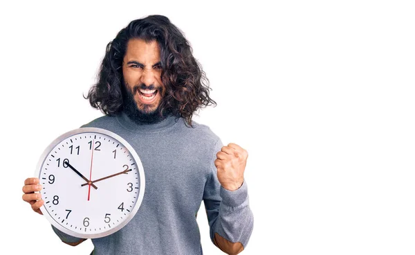 Jovem Árabe Homem Segurando Grande Relógio Gritando Orgulhoso Celebrando Vitória — Fotografia de Stock