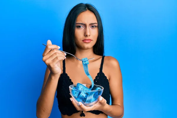 Jovem Morena Comendo Medidor Medida Fazendo Dieta Para Perda Peso — Fotografia de Stock