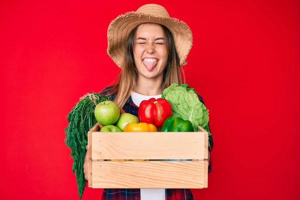 Krásná Běloška Nosí Farmářský Klobouk Drží Zeleninu Vyčnívat Jazyk Šťastný — Stock fotografie