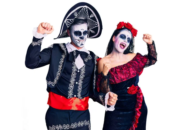 若いですカップル身に着けているメキシコの日の死者の衣装上の背景ダンス幸せと陽気 笑顔移動カジュアルで自信を持って音楽を聴く — ストック写真