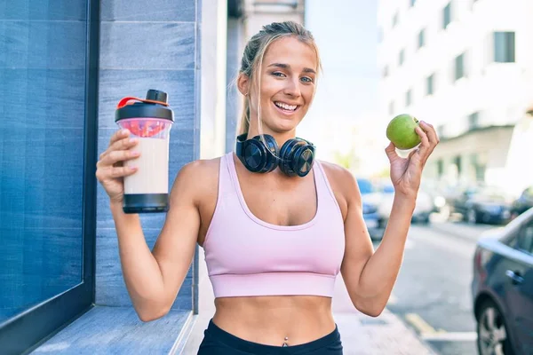 Joven Rubia Deportista Bebiendo Batido Proteínas Sosteniendo Manzana Verde Calle — Foto de Stock