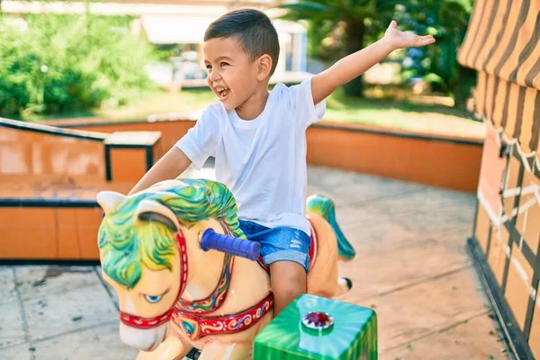 Чарівний Іспаномовний Хлопчик Посміхається Щасливий Грати Парку — стокове фото
