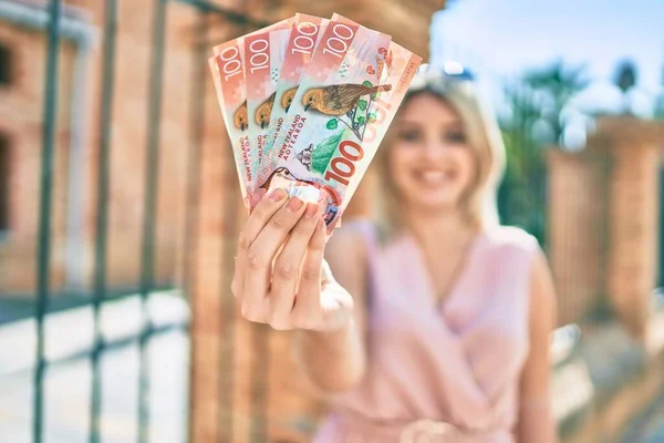 Молодая Блондинка Улыбается Счастливо Держа Руках Банкноты 100 Долларов Городе — стоковое фото