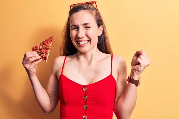 Joven Hermosa Mujer Rubia Comiendo Una Rebanada Pizza Con Vestido —  Fotos de Stock