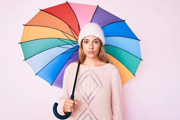 Ung Brunett Kvinna Färgglada Paraply Tänkande Attityd Och Nykter Uttryck — Stockfoto