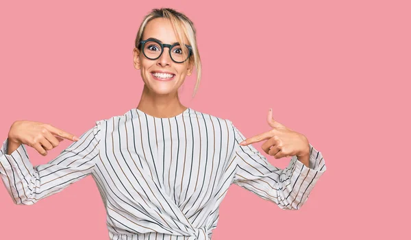 Vacker Blond Kvinna Bär Business Shirt Och Glasögon Ser Säker — Stockfoto