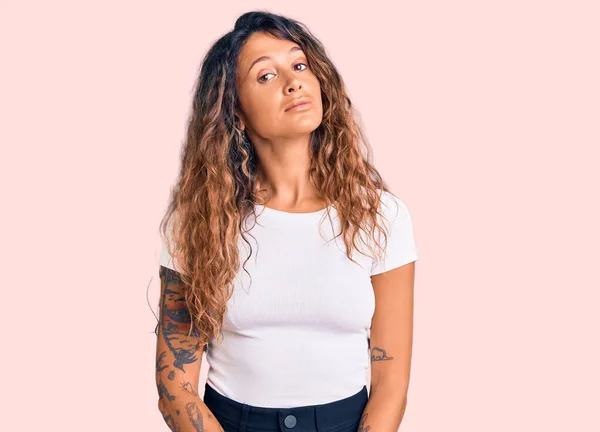 Mujer Hispana Joven Con Tatuaje Usando Camiseta Blanca Casual Relajada —  Fotos de Stock