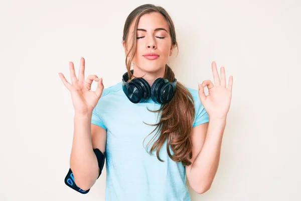 Krásná Mladá Běloška Tělocvičně Oblečení Pomocí Sluchátek Relaxovat Usmívat Zavřenýma — Stock fotografie
