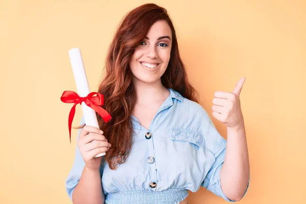 Jovem Bela Mulher Segurando Diploma Pós Graduação Sorrindo Feliz Positivo — Fotografia de Stock