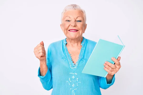 Senior Krásná Žena Modrýma Očima Šedé Vlasy Čtení Knihy Křičí — Stock fotografie