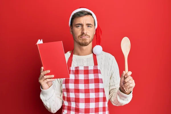 Hombre Guapo Caucásico Cocinando Con Delantal Panadero Sombrero Navidad Deprimido —  Fotos de Stock