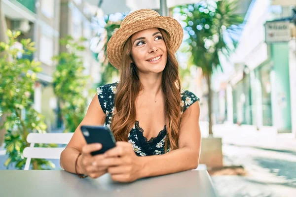 Young Hispanic Woman Vacation Using Smartphone Street City — Stock Photo, Image