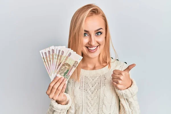 Όμορφη Καυκάσιος Γυναίκα Κρατώντας 100 Ρωσικά Ρούβλια Χαρτονομίσματα Χαμογελώντας Χαρούμενος — Φωτογραφία Αρχείου
