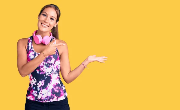 Joven Mujer Hispana Hermosa Usando Ropa Gimnasio Usando Auriculares Sorprendidos — Foto de Stock