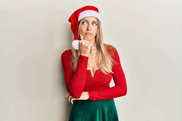 Hermosa Mujer Caucásica Con Traje Navidad Sombrero Con Mano Barbilla —  Fotos de Stock