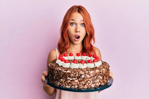 Junge Rothaarige Frau Feiert Geburtstag Mit Kuchen Verängstigt Und Schockiert — Stockfoto