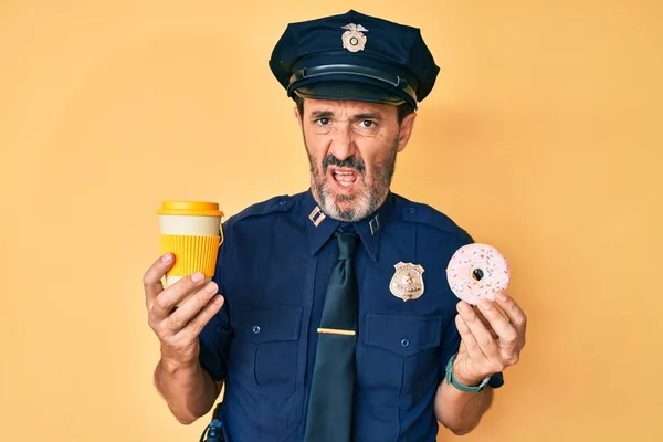 Homem Hispânico Meia Idade Vestindo Uniforme Policial Comer Tirar Café — Fotografia de Stock