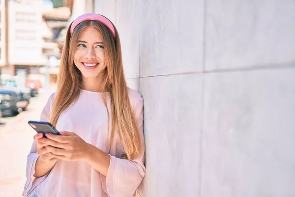 Jovem Caucasiano Menina Sorrindo Feliz Usando Smartphone Encostado Parede — Fotografia de Stock