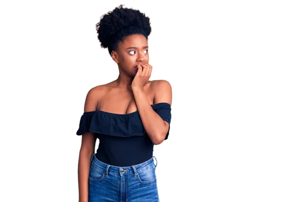 Mujer Afroamericana Joven Vestida Con Ropa Casual Que Estresada Nerviosa —  Fotos de Stock