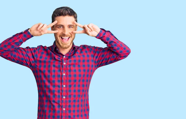 Beau Jeune Homme Avec Ours Portant Une Chemise Décontractée Faisant — Photo