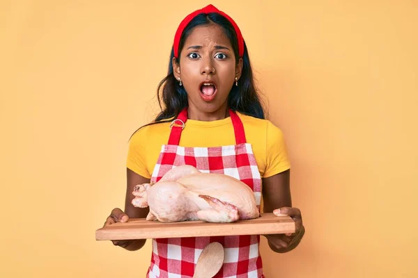 Ung Indian Flicka Bär Kock Förkläde Och Hålla Kyckling Aningslös — Stockfoto