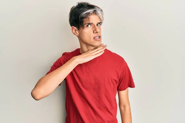 Mladý Hispánec Neformálním Oblečení Podřezávající Hrdlo Nožem Ohrožuje Agresivitu Zuřivým — Stock fotografie