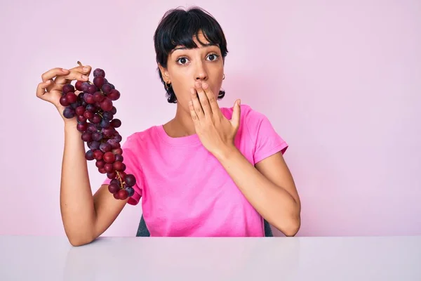 Beautiful Brunettte Woman Holding Branch Fresh Grapes Covering Mouth Hand — Stock Photo, Image