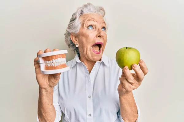 Senior Mujer Pelo Gris Sosteniendo Manzana Verde Dientes Dentadura Postiza — Foto de Stock