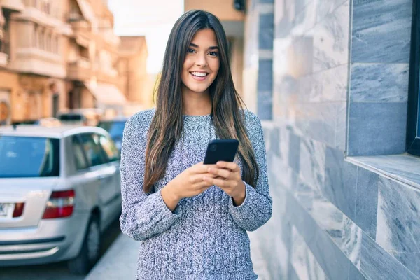 Jovem Bela Menina Hispânica Sorrindo Feliz Usando Smartphone Cidade — Fotografia de Stock