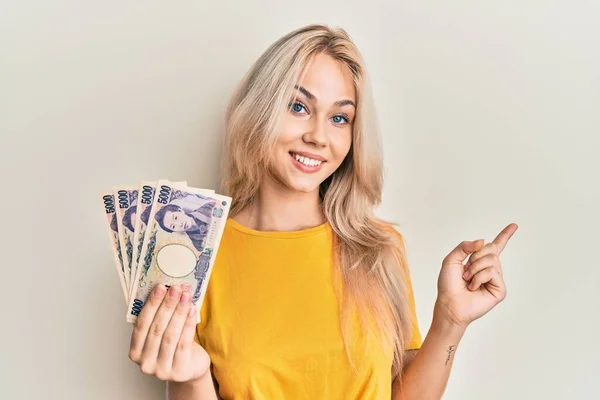 Krásná Kavkazská Blondýnka Držící 5000 Japonských Jenů Bankovek Která Šťastně — Stock fotografie