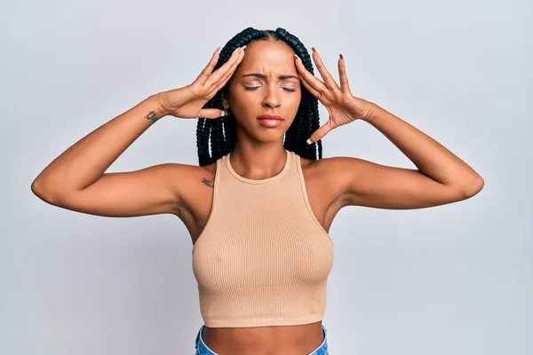 Mooie Latijns Amerikaanse Vrouw Draagt Casual Kleding Met Hand Het — Stockfoto