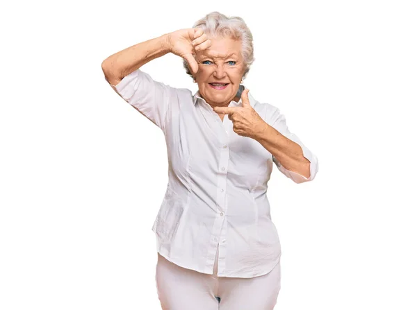 Eine Ältere Grauhaarige Frau Lässiger Kleidung Lächelt Und Macht Einen — Stockfoto