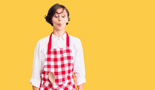 Schöne Junge Frau Mit Kurzen Haaren Trägt Professionelle Kochschürze Und — Stockfoto