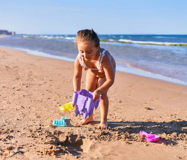 Schattig Blond Kind Bikini Zandkasteel Bouwen Met Emmer Schop Aan — Stockfoto