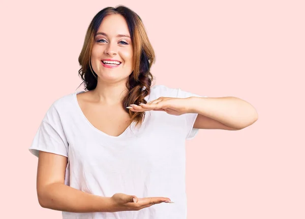 Joven Hermosa Mujer Caucásica Con Camiseta Blanca Casual Gesto Con — Foto de Stock