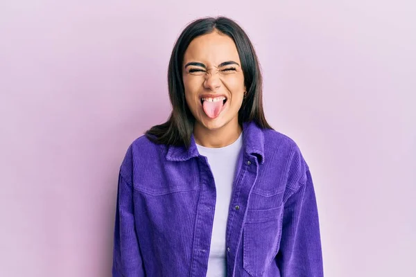面白い表情で幸せ舌を突き出すカジュアルな服を着た若いブルネットの女性 感情の概念 — ストック写真