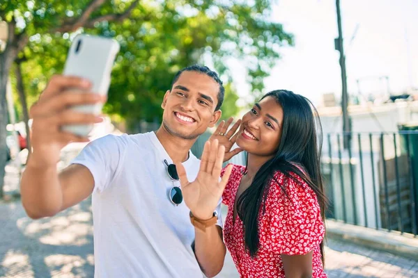 Jong Latijn Paar Glimlachen Gelukkig Met Behulp Van Smartphone Voor — Stockfoto